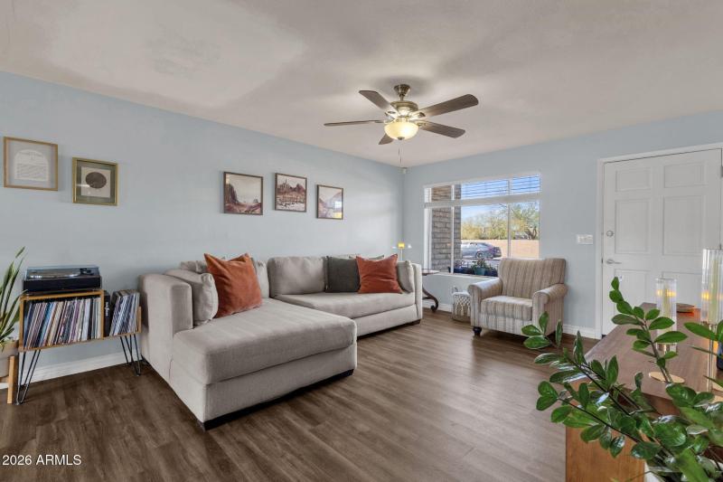 8-web-or-mls-4721-w-sweetwater-ave