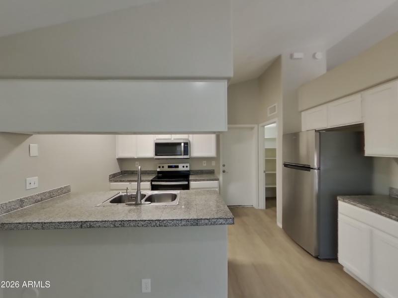 4_pc_WkNNbA2XWl_3dsc5XXRRh_other_room_SI