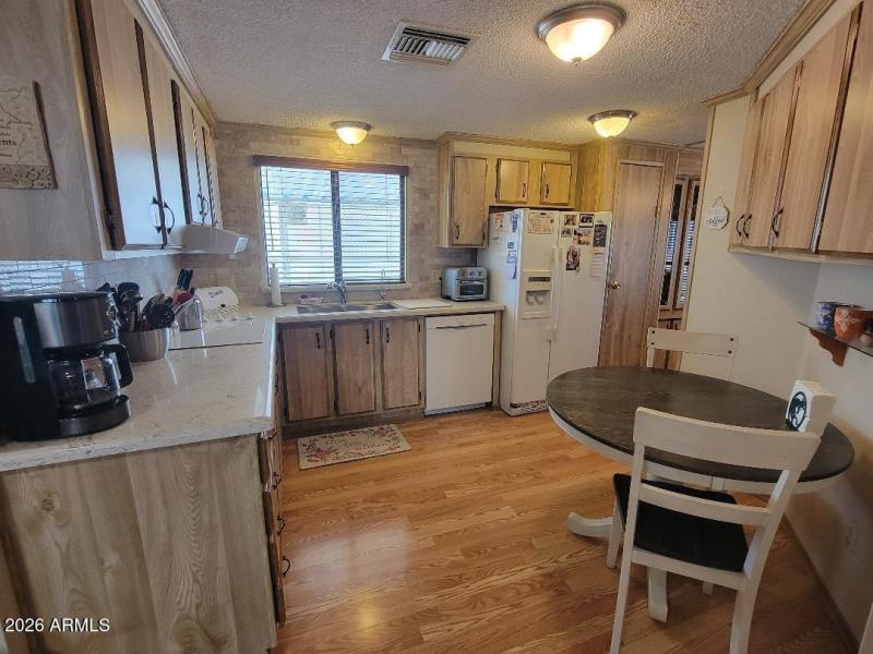 3809 Kitchen and breakfast table