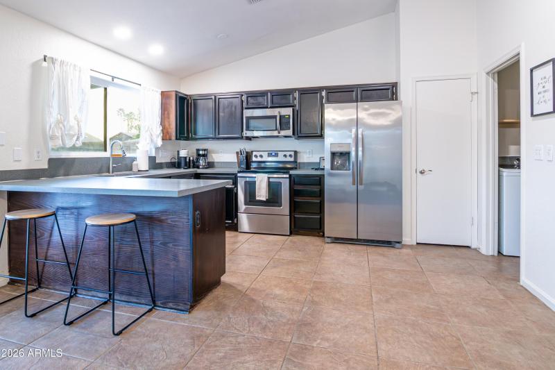 Kitchen and breakfast Bar
