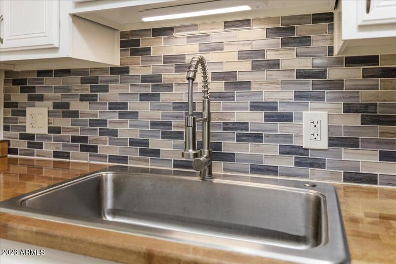 09-1402_E_Guadalupe_Rd_9