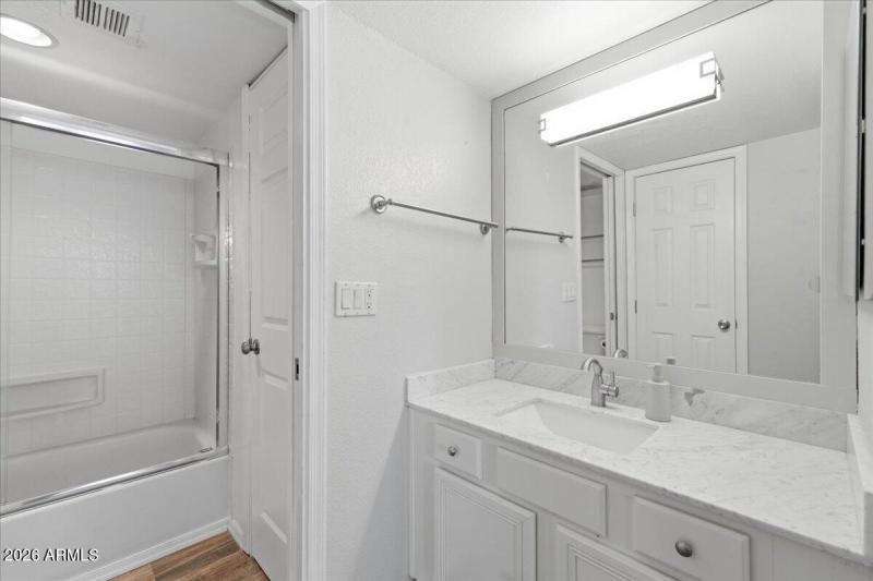 23-1402_E_Guadalupe_Rd_23