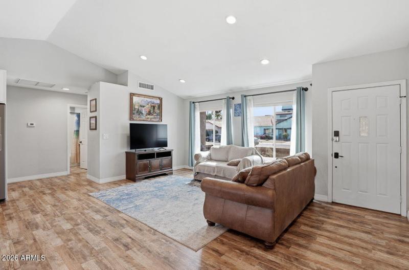 5-web-or-mls-6016 W Kings Ave Glendale,