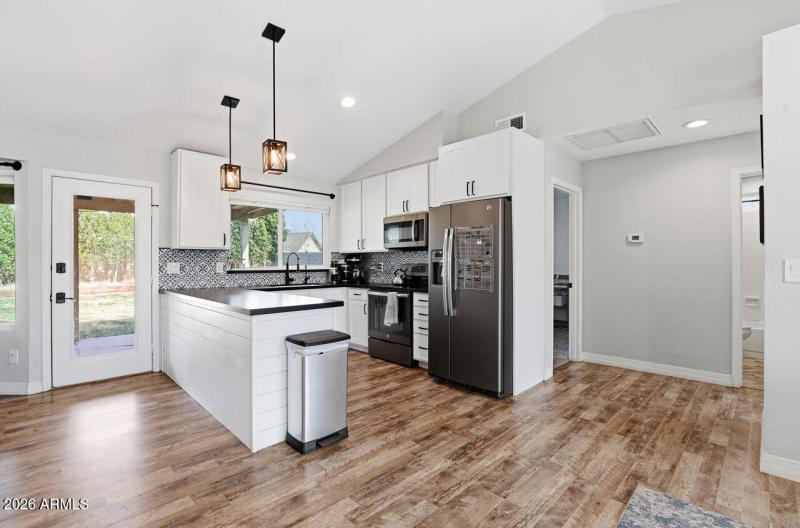 9-web-or-mls-6016 W Kings Ave Glendale,