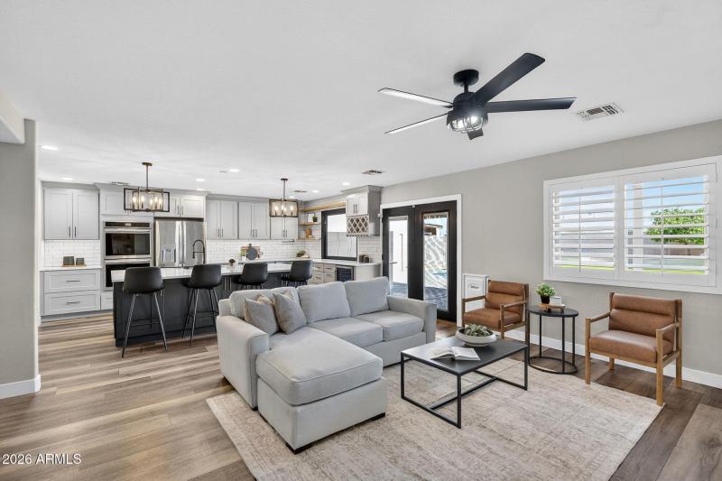 6-web-or-mls-33Davis Way