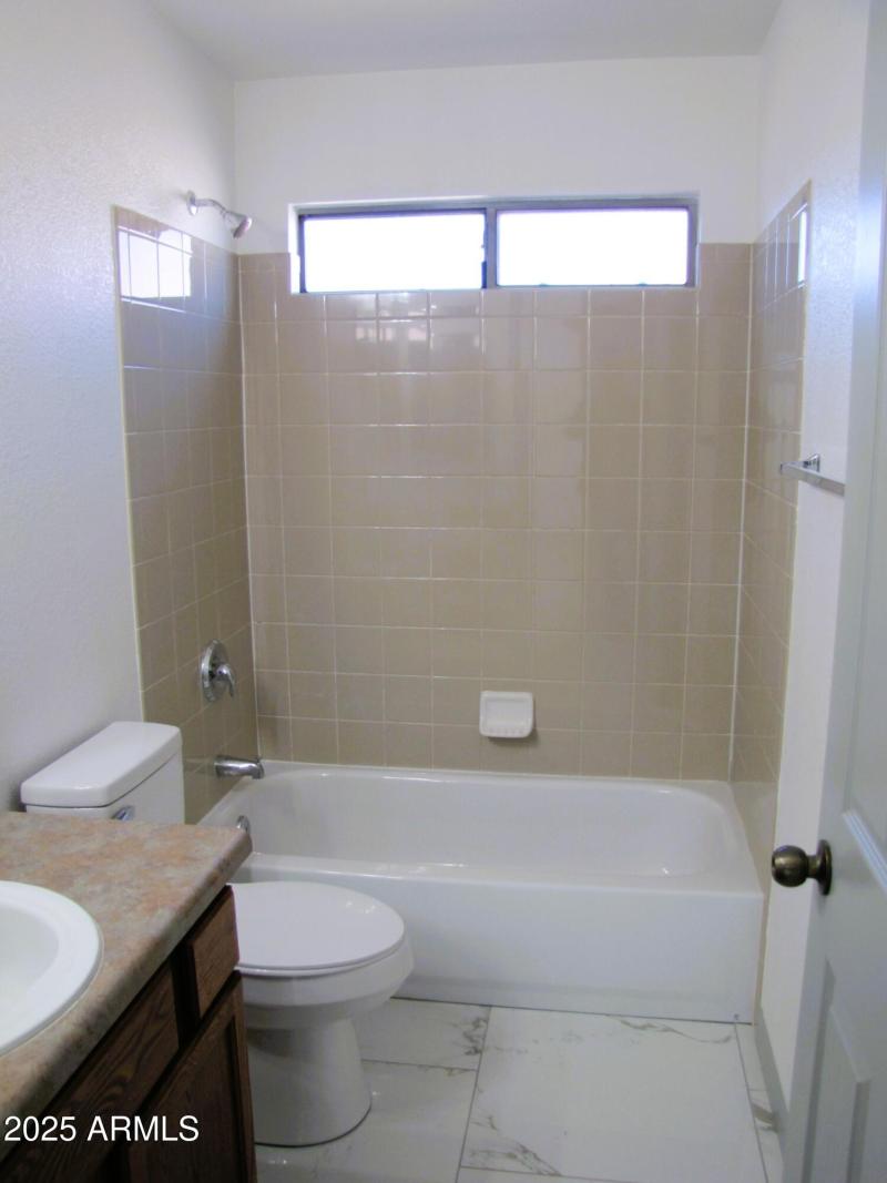 Hall tub/shower