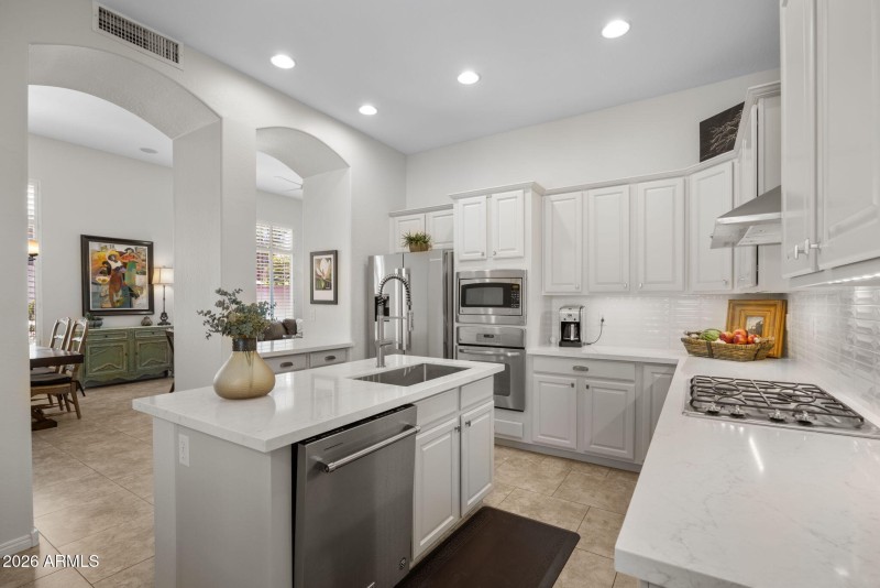 10-web-or-mls-15240-n-clubgate-dr-166