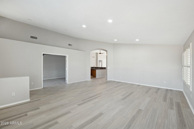 6-web-or-mls-9235-w-marconi-ave