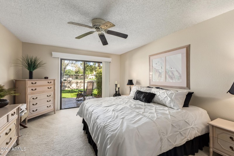 King-sized main bedroom