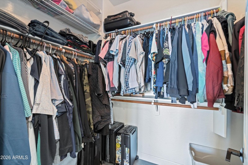 24-Walk-in Closet