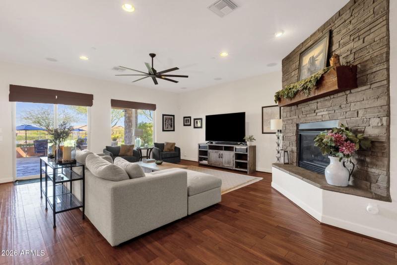 18-web-or-mls-5228-e-barwick-dr