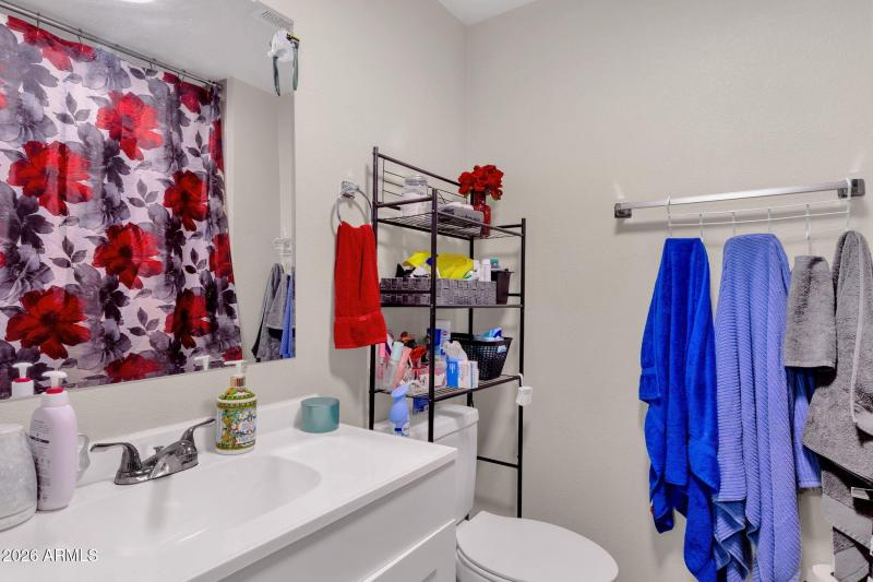 A Bedroom 1 Bathroom