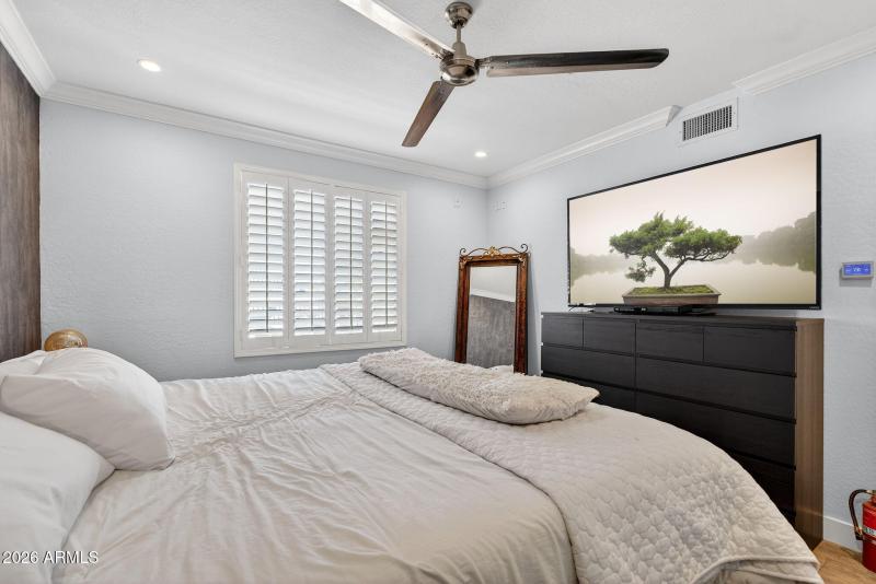 27-web-or-mls-42E Washington St 207