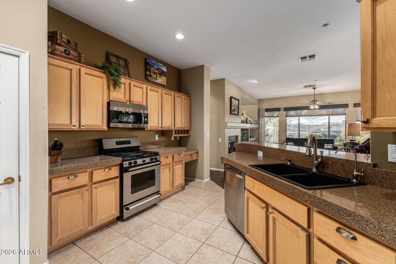 42008 N Anthem Springs Rd- Kitchen (3)