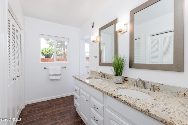 Primary bath w/ double vanity