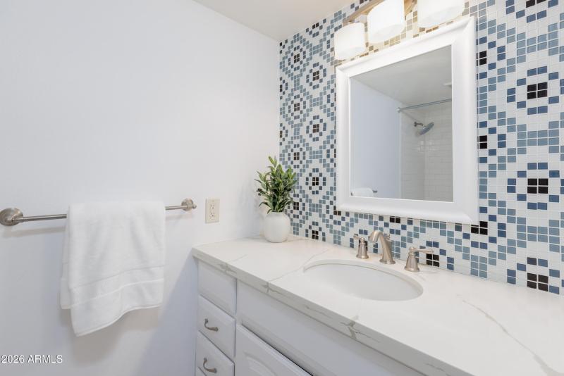 Hall bathroom w/ tub