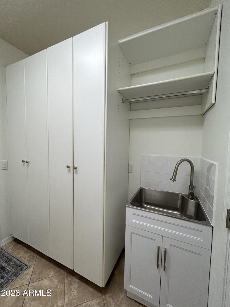 Laundry Rm/Sink & storage cabinets