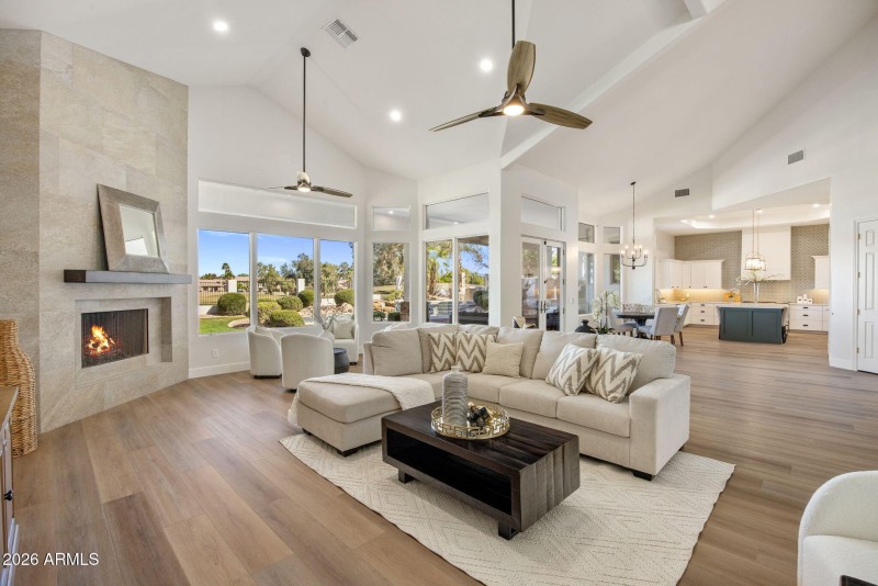 Beautiful family room & kitchen