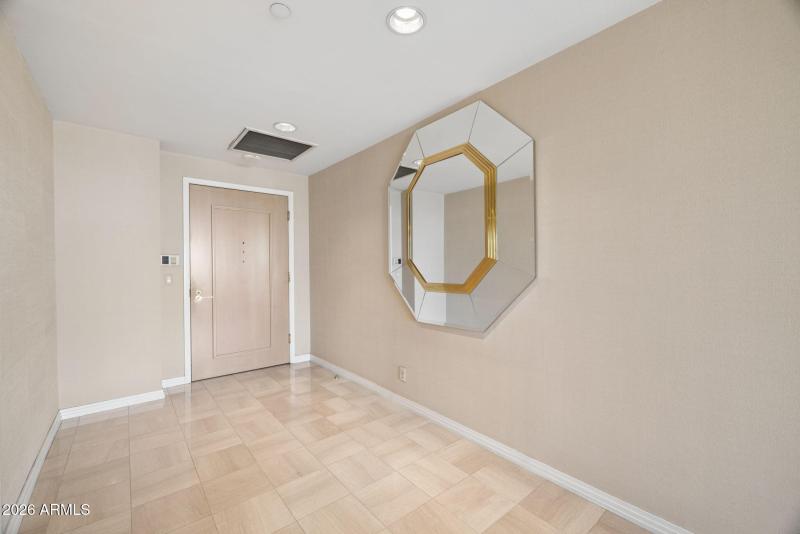 12-web-or-mls-1040-e-osborn-rd-803