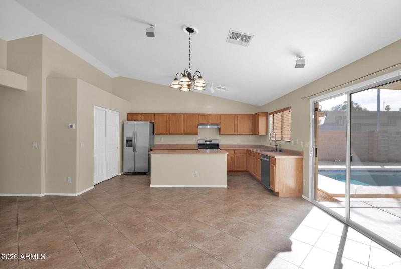 17 Kitchen + Eat-In Kitchen