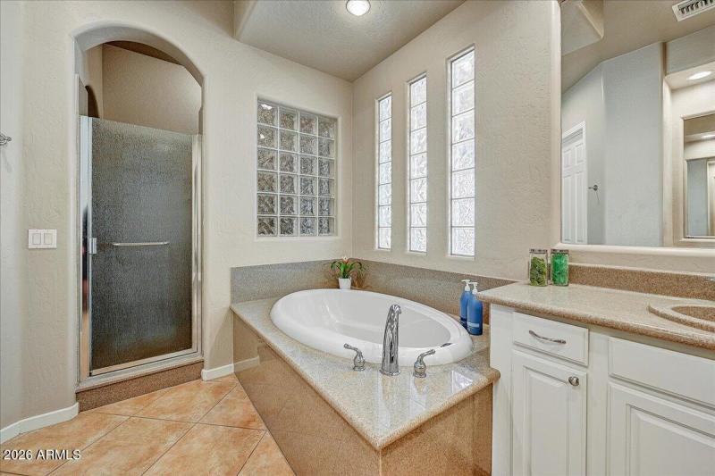 25-Primary Tub & Shower