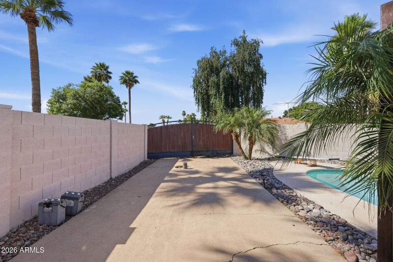 2nd RV gate to alley