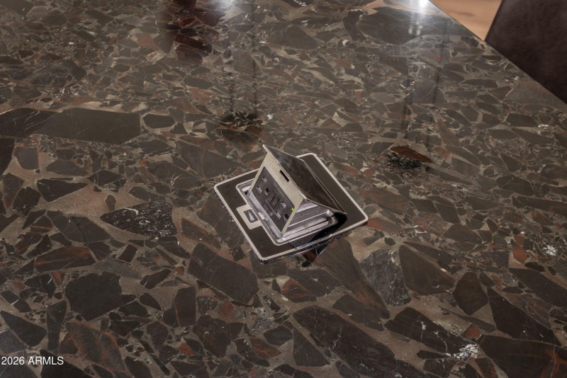 Pop-Up Outlet in Island