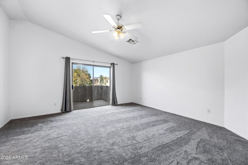 LARGE PRIMARY BEDROOM