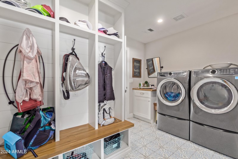 LAUNDRY & MUD ROOM