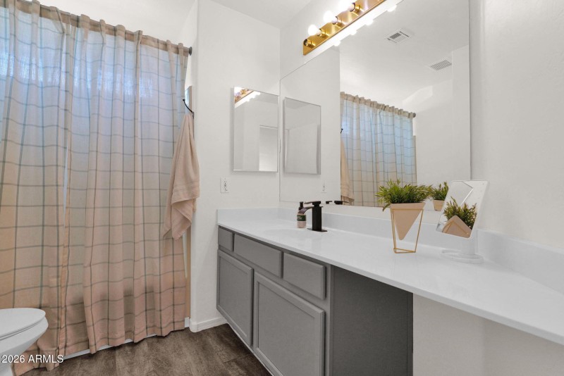 761 Williams - 22Upstairs baathroom