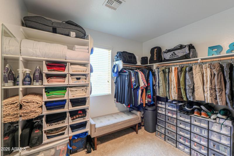 Primaty Walk-in Closet