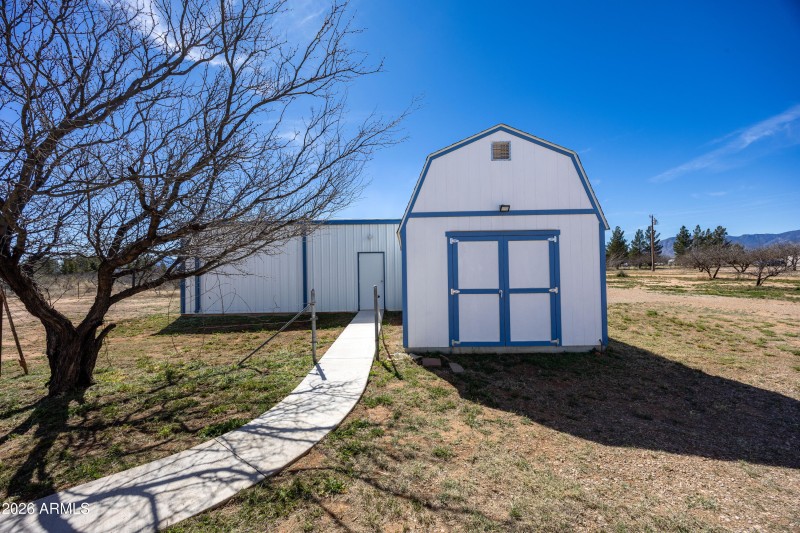 Detached Shed and Garage