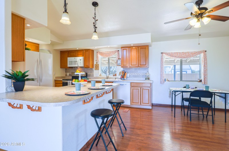 Breakfast Bar & Dining Area