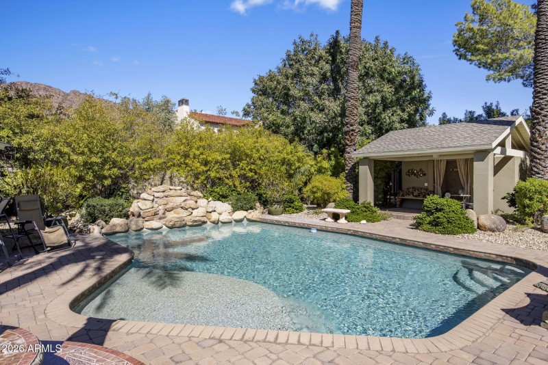 Pool & Poolhouse w/ Bath