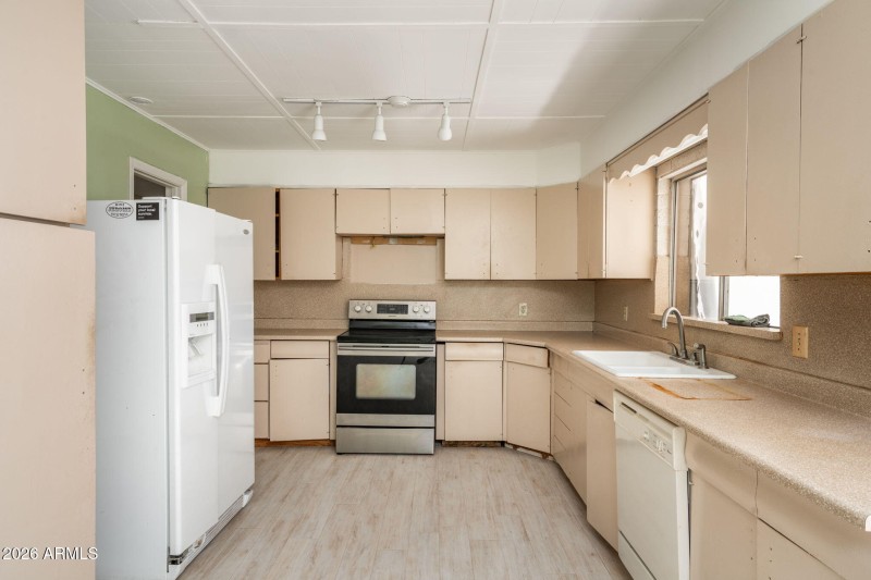 6-web-or-mls-3775-e-sycamore-ln