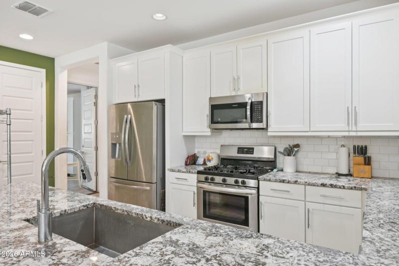 21-web-or-mls-W Carmen St-S0803-021