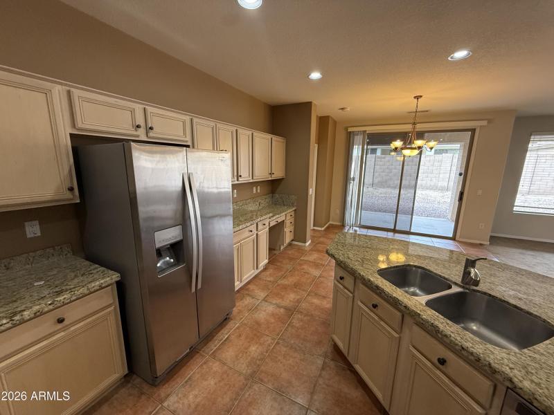 Granite Kitchen & Stainless Appliances