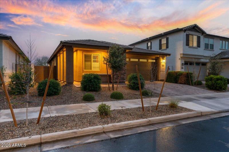 Front of house twilight pictures