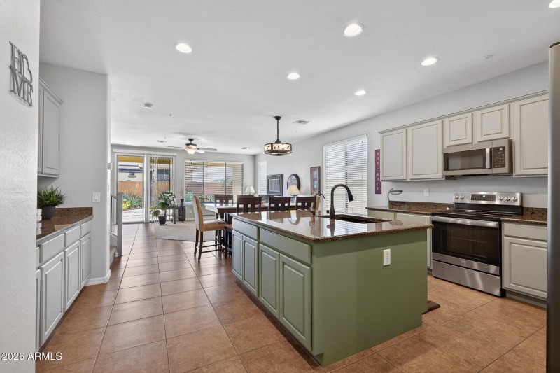 15_7135_W_Desert_Mirage_Dr15_mls