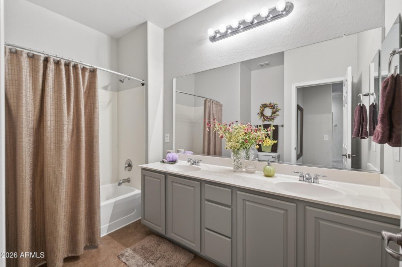 43_7135_W_Desert_Mirage_Dr43_mls