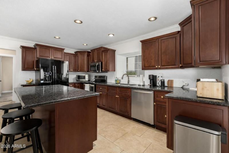 906 E Jasmine St Kitchen