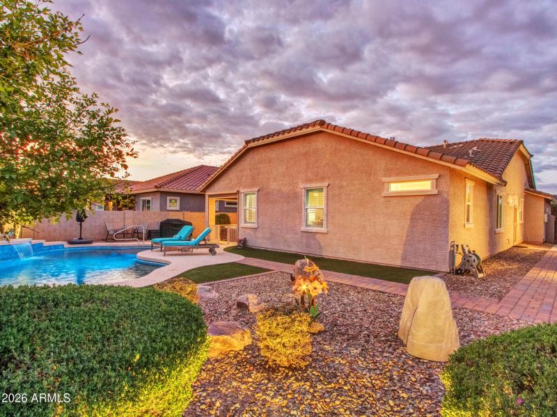 02-Evening_Backyard-and-Pool-(4)