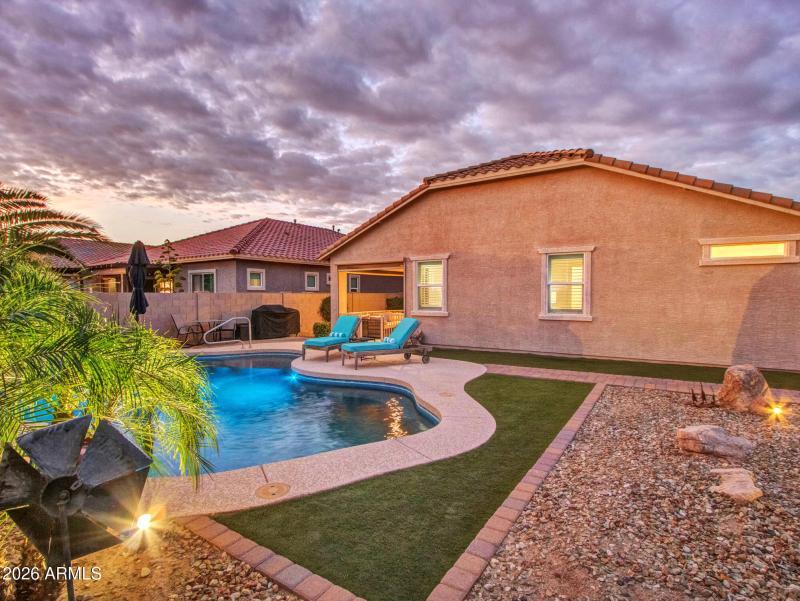 02-Evening_Backyard-and-Pool-(5)