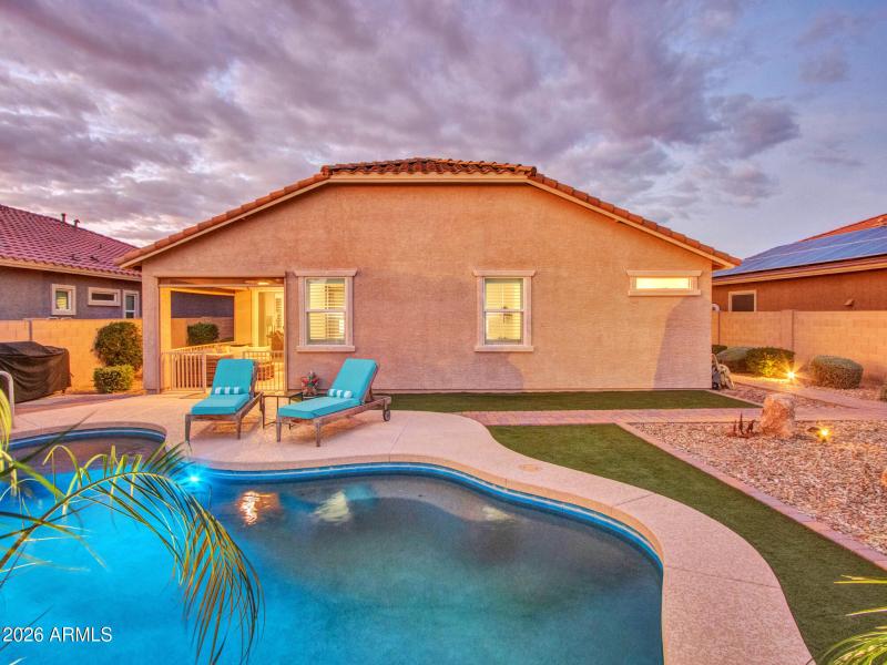 02-Evening_Backyard-and-Pool-(7)