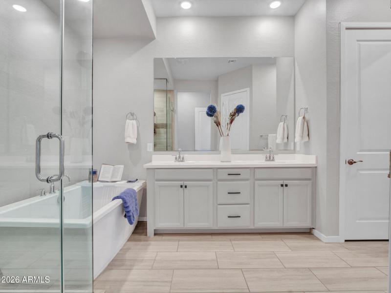 12-Primary-bedroom-(4)