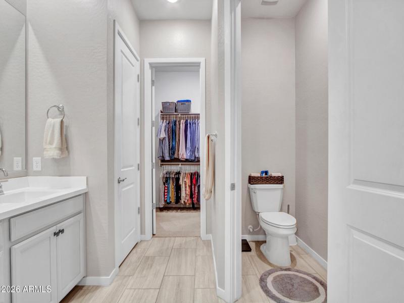 12-Primary-bedroom-(6)