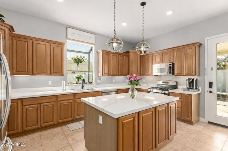 Spacious kitchen with pink flowers