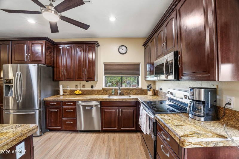 Kitchen w_granite countertops