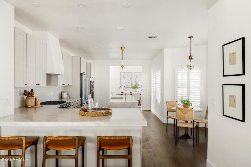 Eat-in breakfast bar