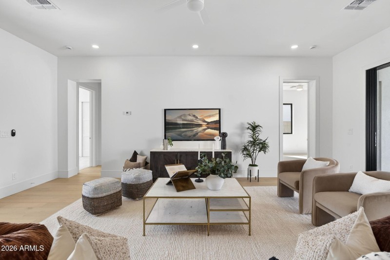 11-web-or-mls-386818 N 13th St